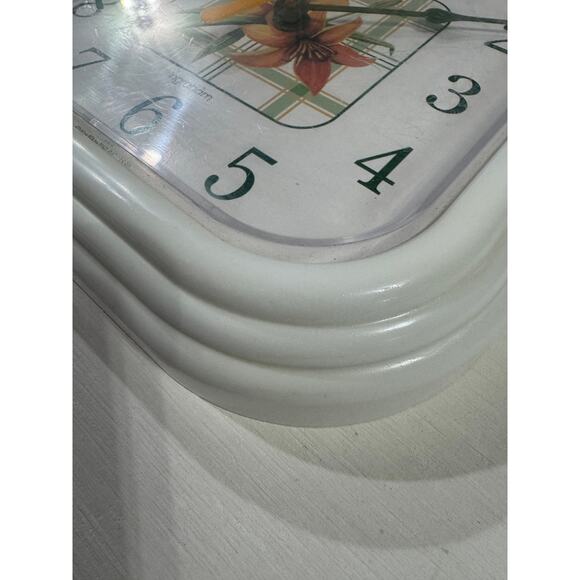 VTG Ingraham Wall Clock with Floral Design WORKS - Picture 2 of 5